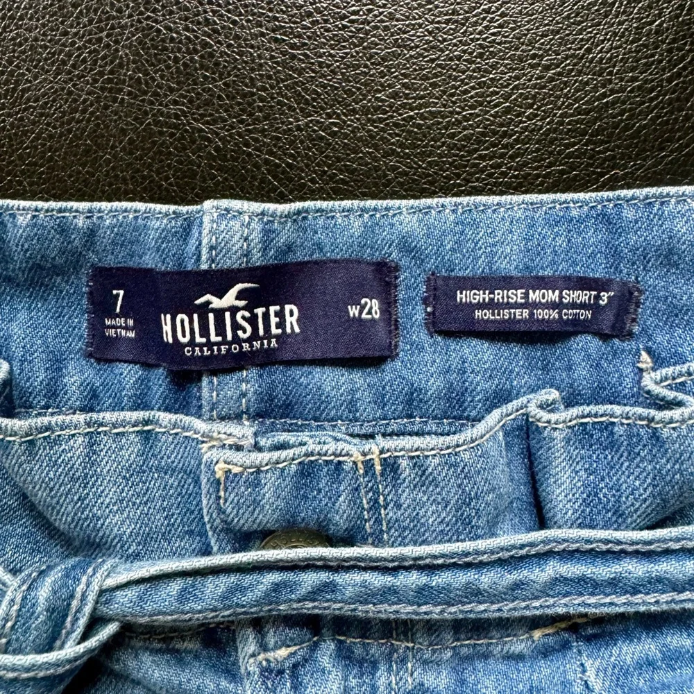 Hollister California Cuffed High-Rise Mom Jean Shorts with Belt | Size 7 - Picture 2 of 5